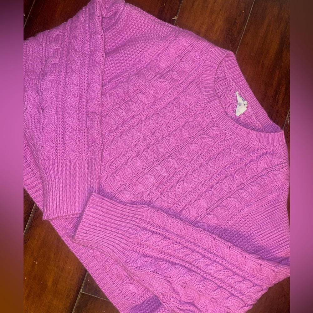 Super cute sweater!✨